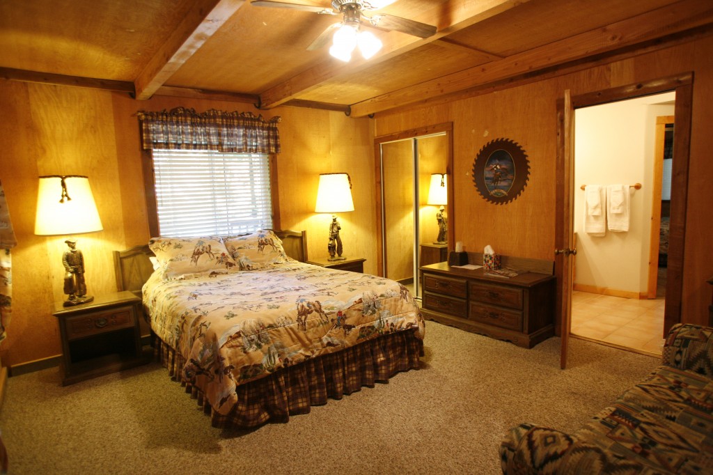 Skookum Queen bedroom